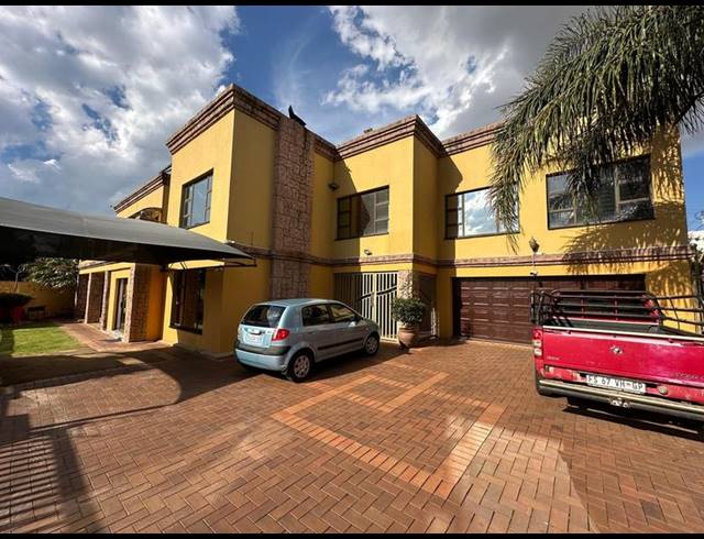 6 BEDROOM HOUSE FOR SALE IN LENASIA SOUTH